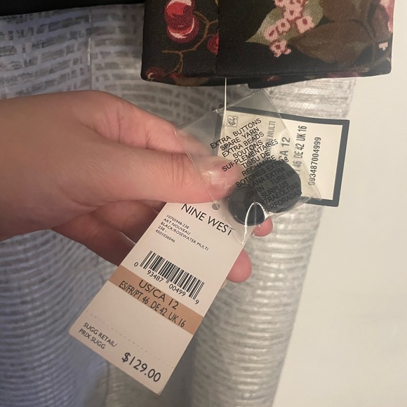 Beautiful black floral blazer - Picture 3 of 5